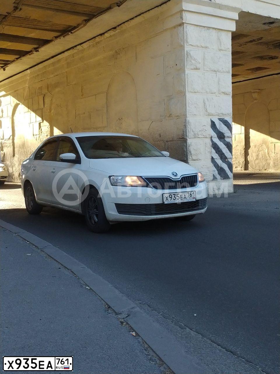 Фото автомобиля SKODA RAPID, 2018 — госномер Х935ЕА761. Цвет: Белый
