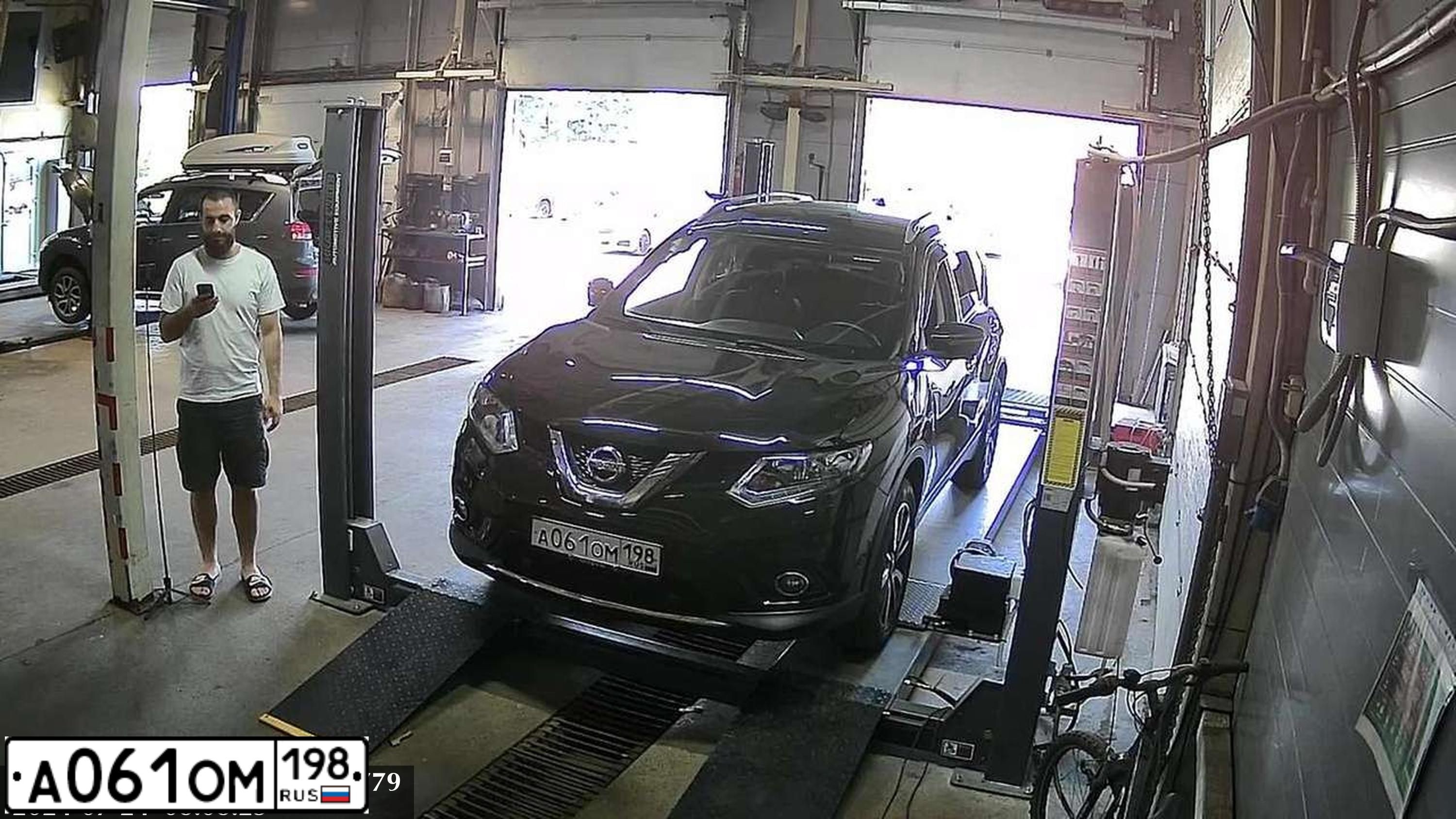 Фото автомобиля NISSAN X-TRAIL, 2018 — госномер Е037НМ147. Цвет: ЧЕРНЫЙ