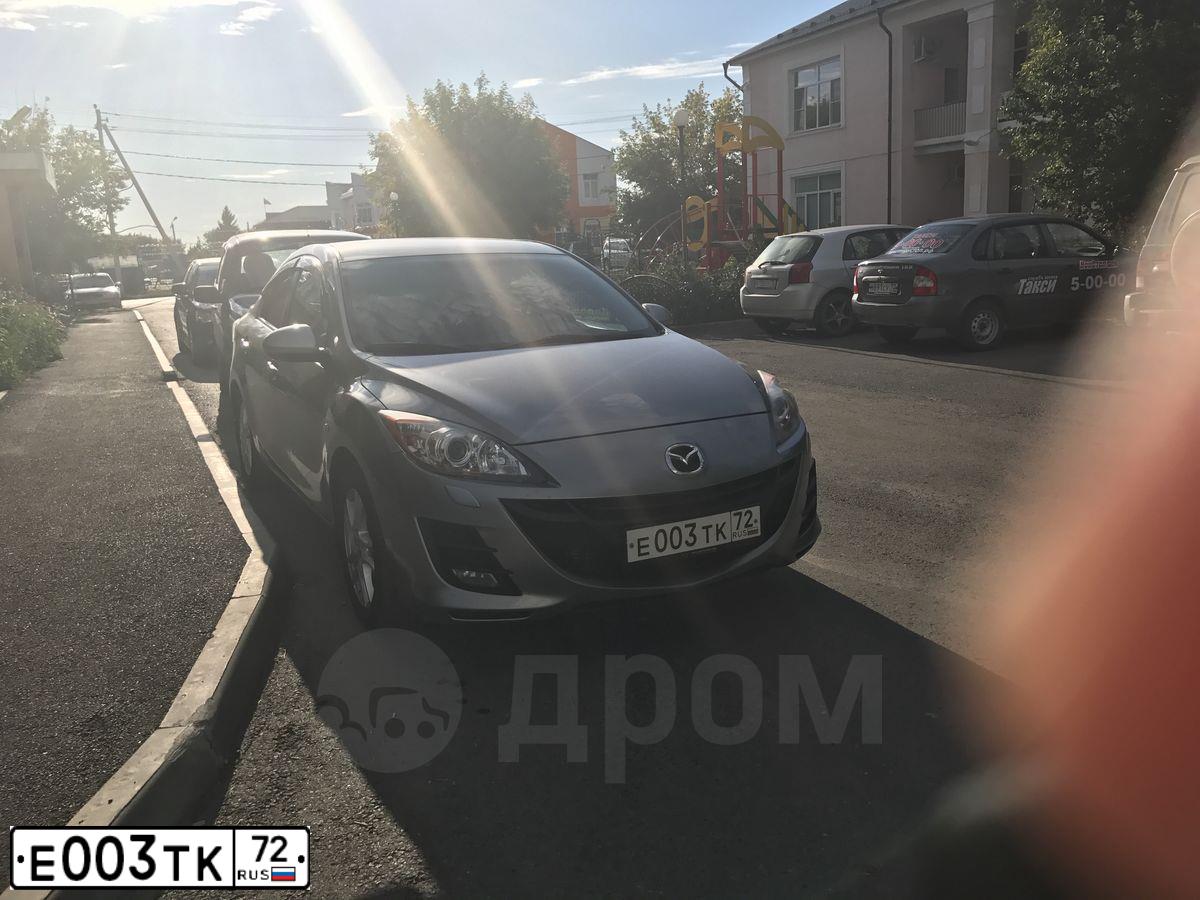 Фото автомобиля MAZDA 3, 2011 — госномер Р982ХН72. Цвет: серебристый