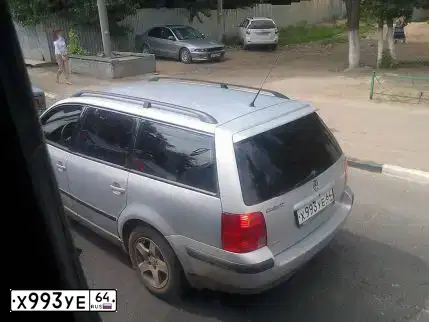 Фото автомобиля VOLKSWAGEN PASSAT, 1998 — госномер Х993УЕ64. Цвет: СЕРЕБРИСТЫЙ