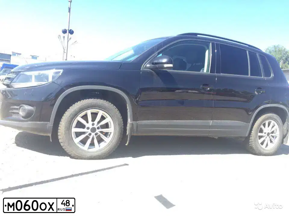 Фото автомобиля VOLKSWAGEN TIGUAN, 2015 — госномер М060ОХ48. Цвет: ЧЕРНЫЙ