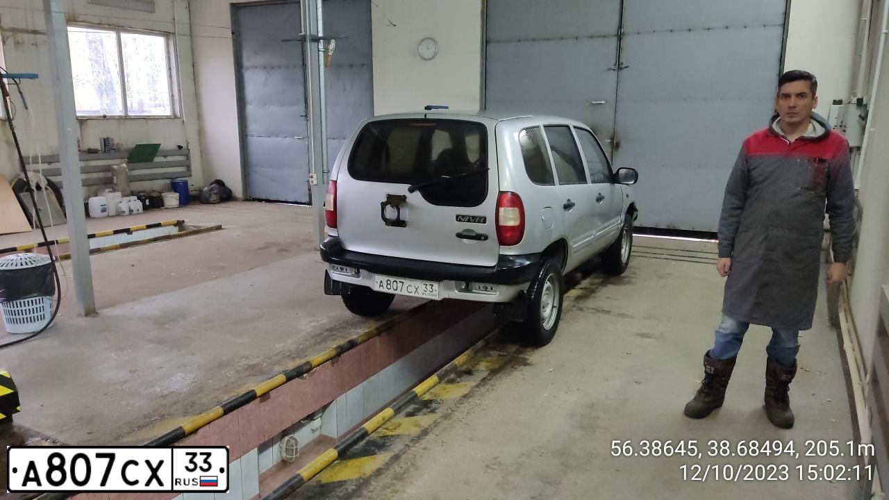 Фото автомобиля CHEVROLET T NIVA, 2003 — госномер У876КВ22. Цвет: Светло-Серебристый металлик
