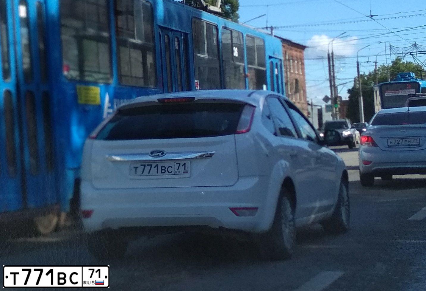 Фото автомобиля FORD FOCUS, 2010 — госномер Е541ОЕ53. Цвет: Белый