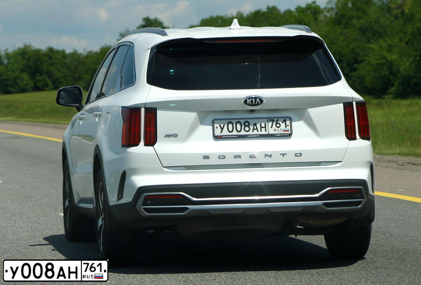 Фото автомобиля KIA SORENTO, 2021 — госномер Е330НМ761. Цвет: Снежно-Белый перламутр