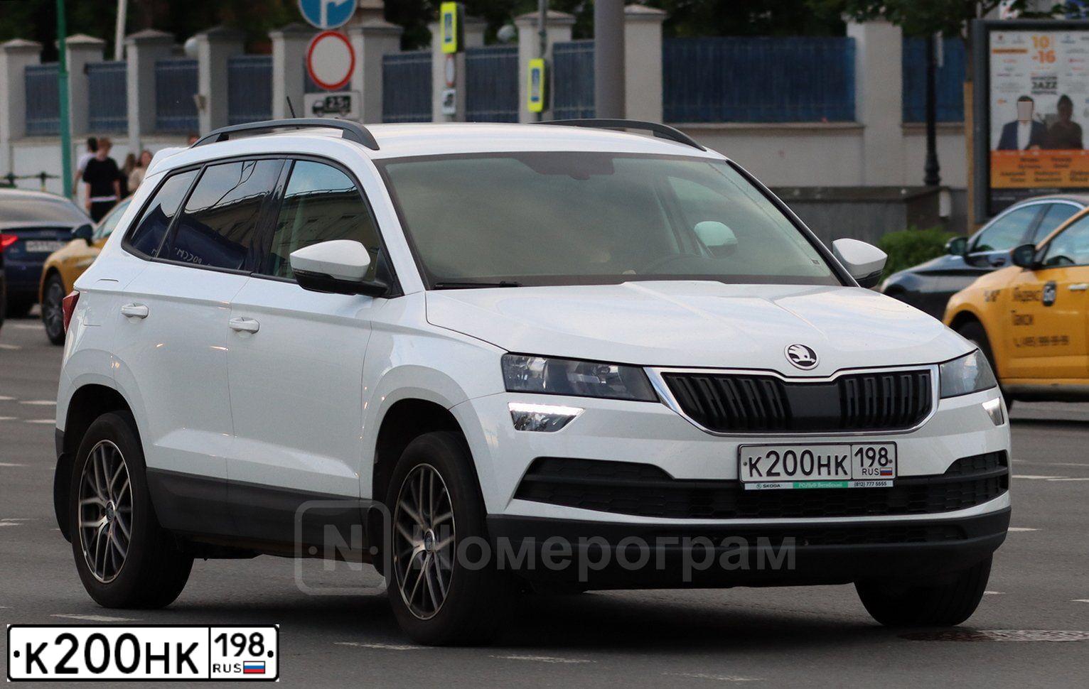 Фото автомобиля SKODA KAROQ, 2020 — госномер С384УМ33. Цвет: Белый