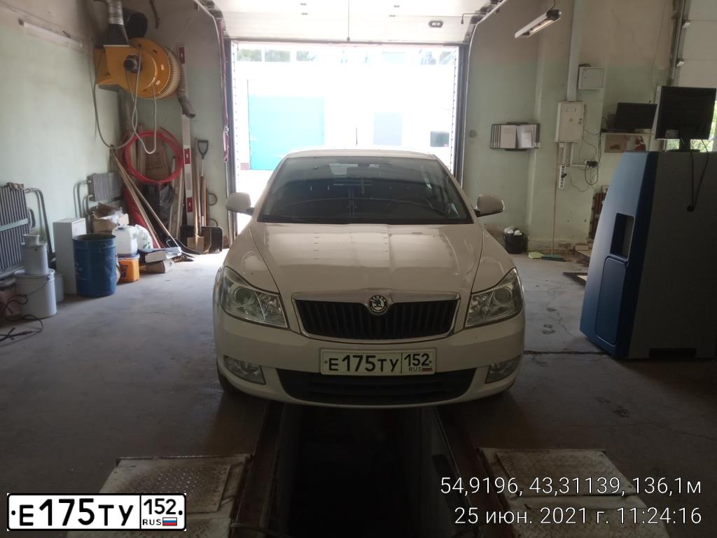 Фото автомобиля SKODA SКОDА ОСТАVIА, 2012 — госномер Е175ТУ152. Цвет: БЕЛЫЙ