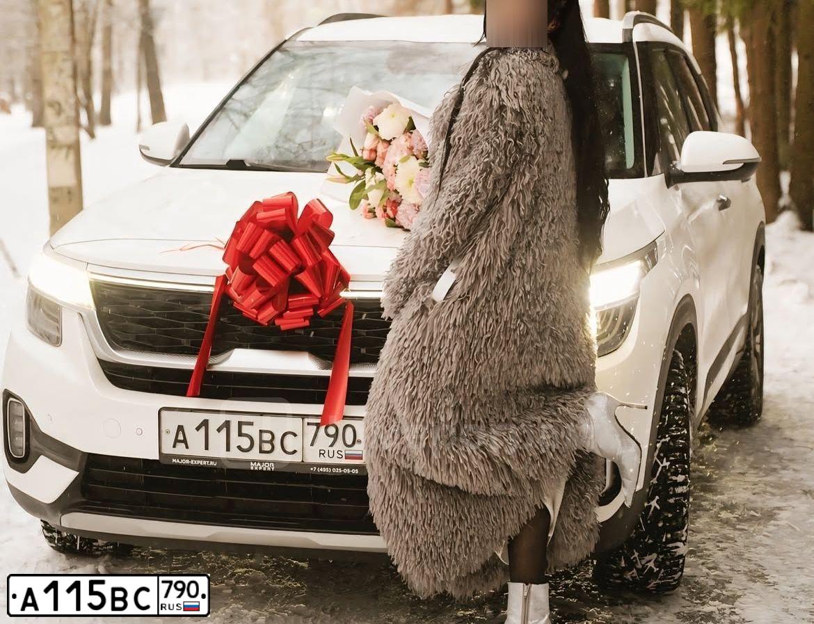 Фото автомобиля KIA SELTOS, 2021 — госномер А148ХР797. Цвет: Белый