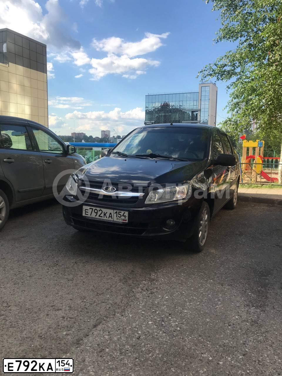 Фото автомобиля VAZ 2190 GRANTA, 2013 — госномер Е080ОО54. Цвет: СИНЕ-ЧЕРНЫЙ