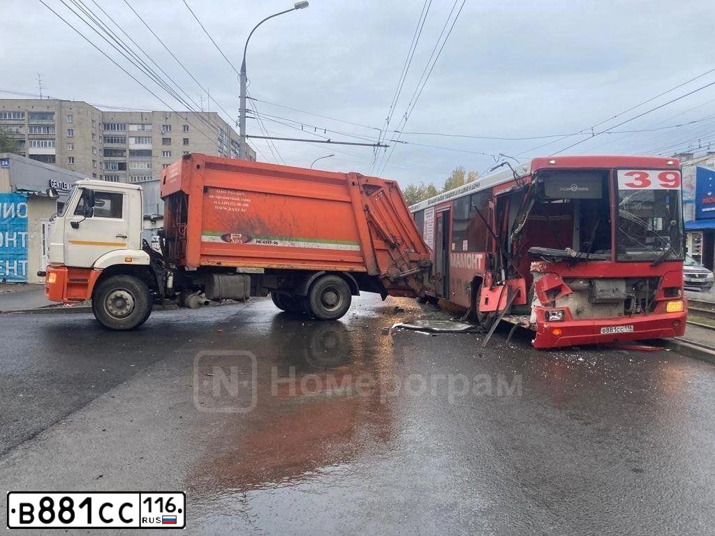 Фото автомобиля NEFAZ 5299 /KAMAZ 5297 4X2/, 2010 — госномер В881СС116. Цвет: Красный
