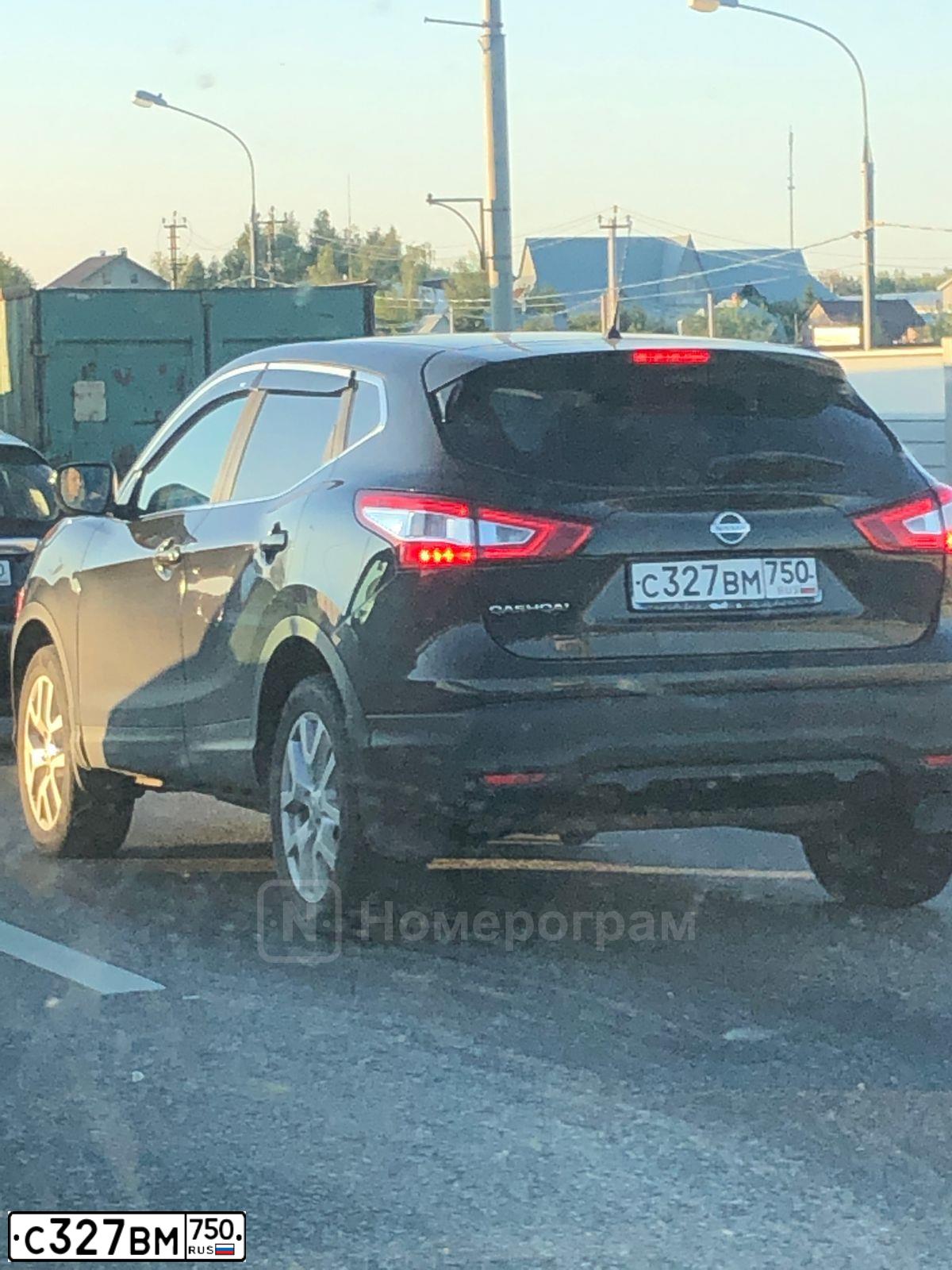 Фото автомобиля NISSAN QASHQAI, 2014 — госномер С327ВМ750. Цвет: ЧЕРНЫЙ