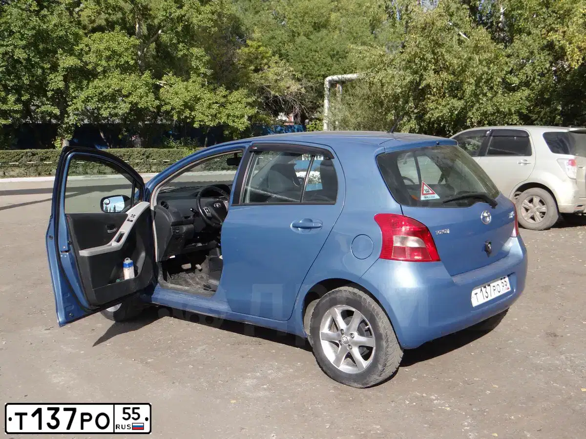 Фото автомобиля TOYOTA YARIS, 2007 — госномер Т137РО55. Цвет: СЕРО-ГОЛУБОЙ