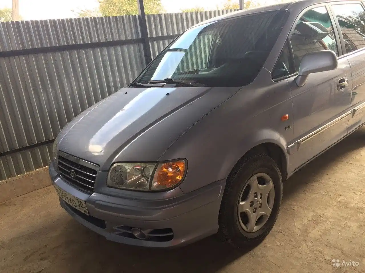 Фото автомобиля HYUNDAI TRAJET, 2001 — госномер Н025СТ126. Цвет: голубой