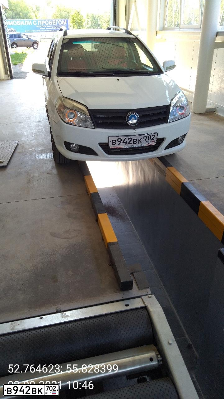 Фото автомобиля GEELY MK CROSS, 2013 — госномер В942ВК702. Цвет: Белый