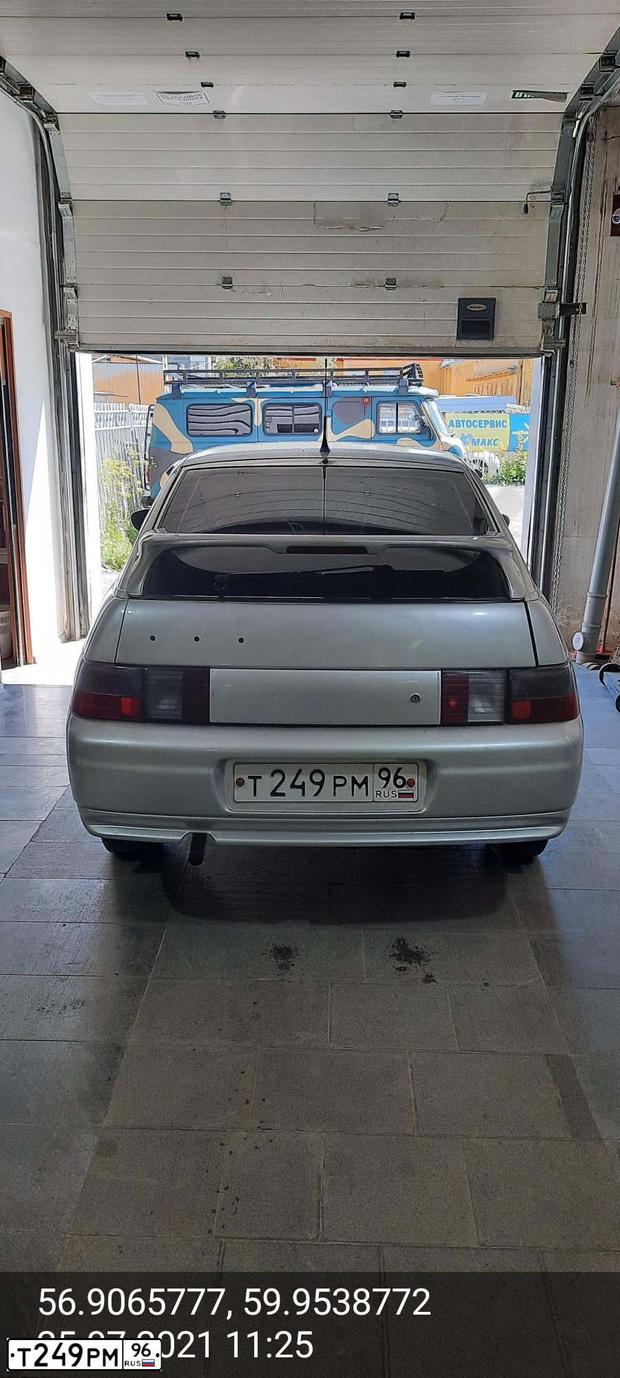 Фото автомобиля LADA 2112, 2003 — госномер Н129АХ96. Цвет: СВЕТЛО-СЕРЫЙ