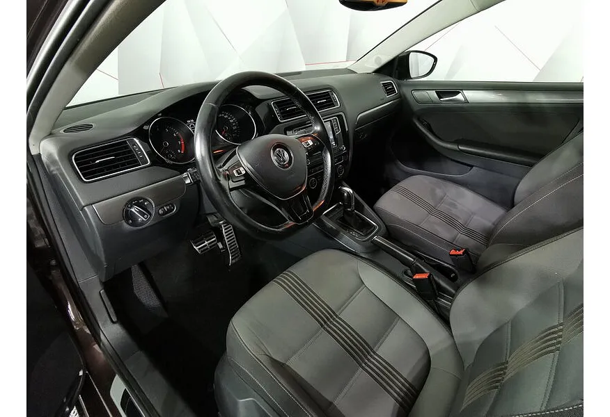 Фото автомобиля VOLKSWAGEN JETTA, 2016 — госномер Р556ОК799. Цвет: Коричневый