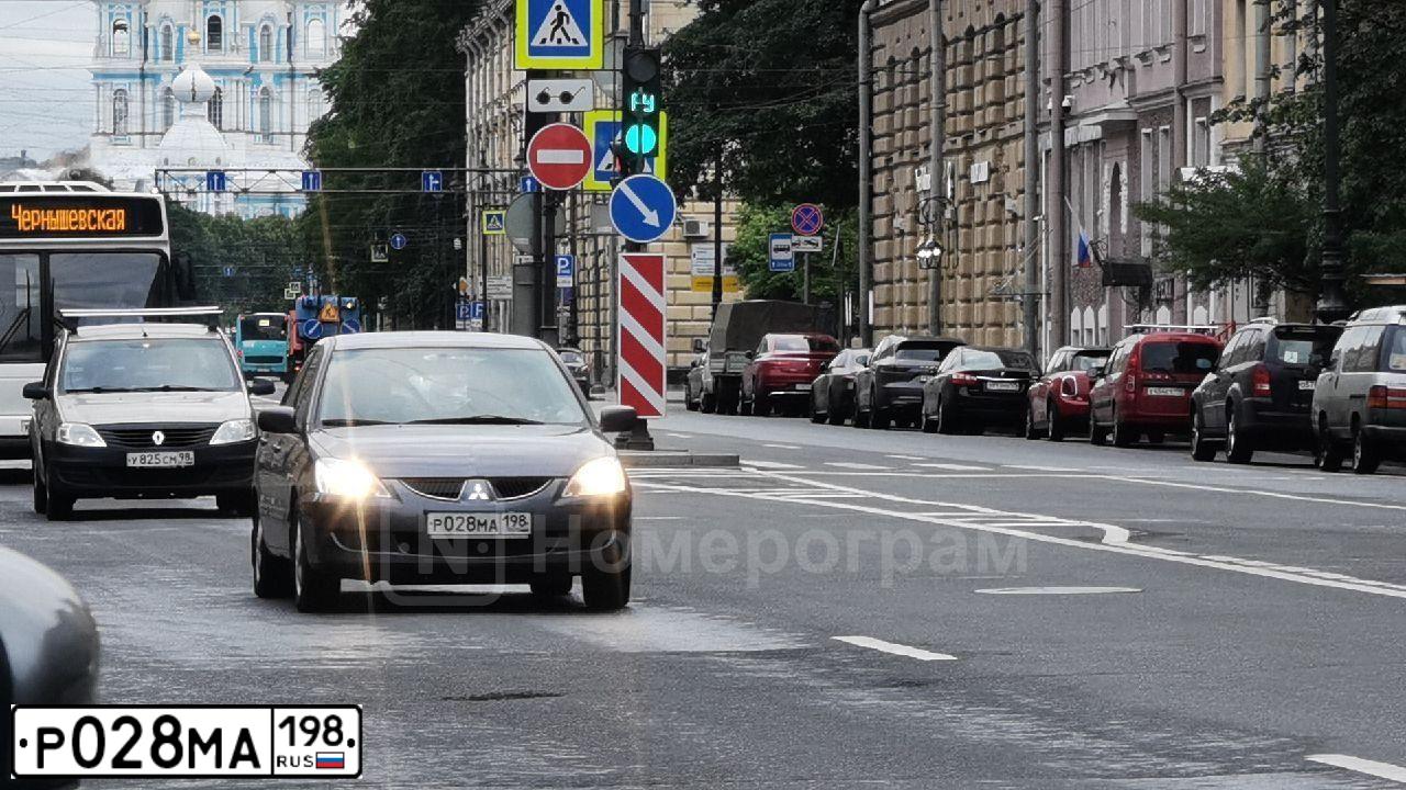 Фото автомобиля MITSUBISHI LANCER, 2004 — госномер Р028МА198. Цвет: СЕРЫЙ
