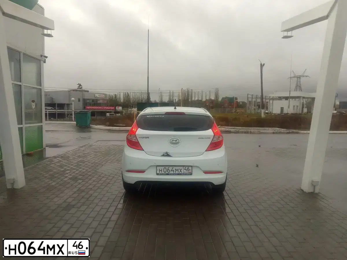 Фото автомобиля HYUNDAI SOLARIS, 2014 — госномер Н064МХ46. Цвет: Белый