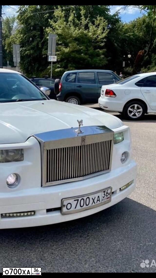 Фото автомобиля CHRYSLER SERIE 300, 2005 — госномер О700ХА36. Цвет: Белый