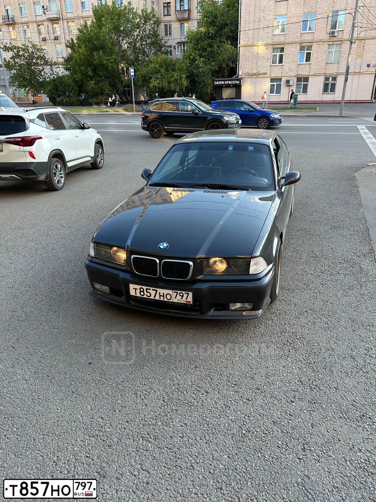 Фото автомобиля БМВ 320I, 1993 — госномер Т376ТС790. Цвет: СЕРЫЙ