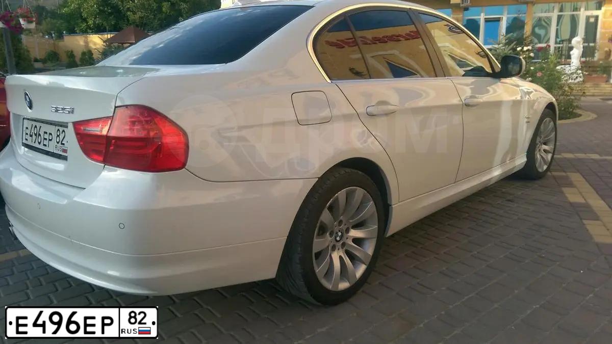 Фото автомобиля BMW SERIE 3, 2011 — госномер Е496ЕР82. Цвет: БЕЛЫЙ