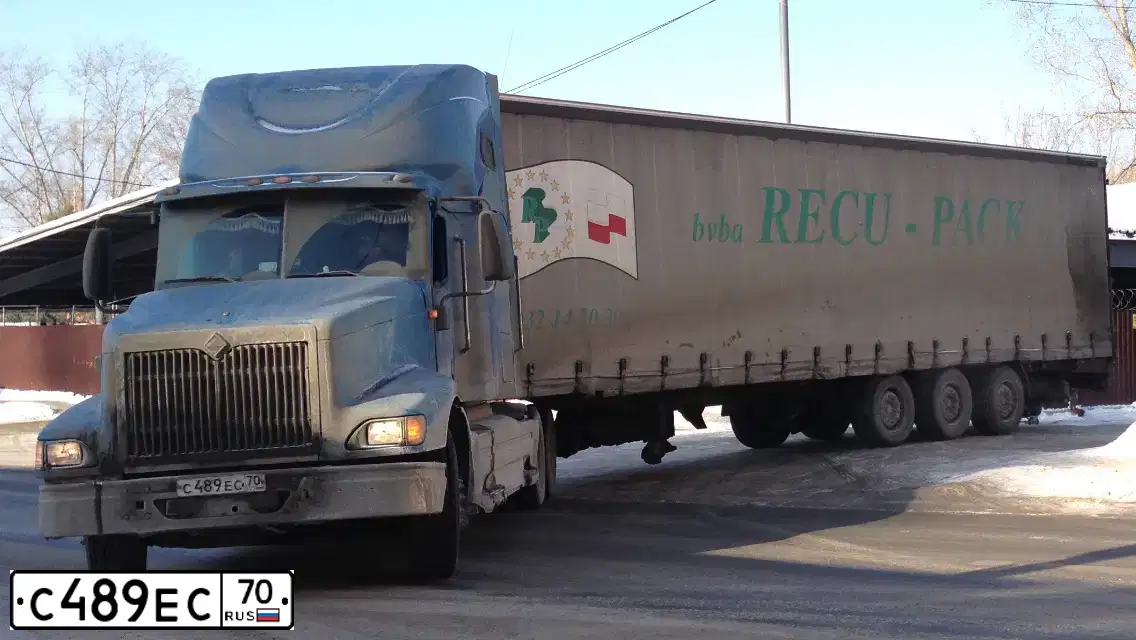 Фото автомобиля INTERNATIONAL HEAVY TRUCK 8500-9900, 2003 — госномер С489ЕС70. Цвет: голубой