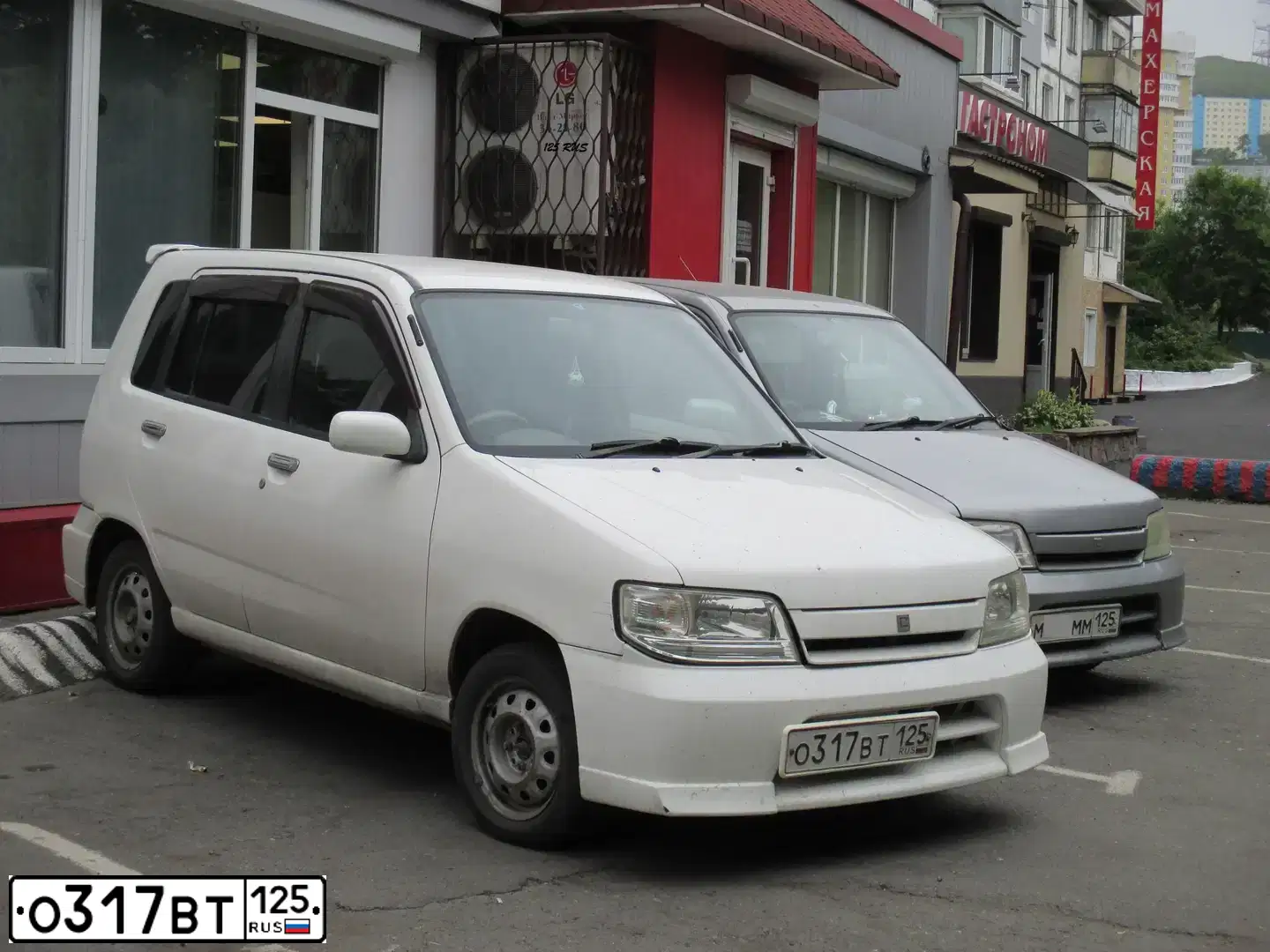 Фото автомобиля NISSAN CUBE, 2001 — госномер К335ЕК28