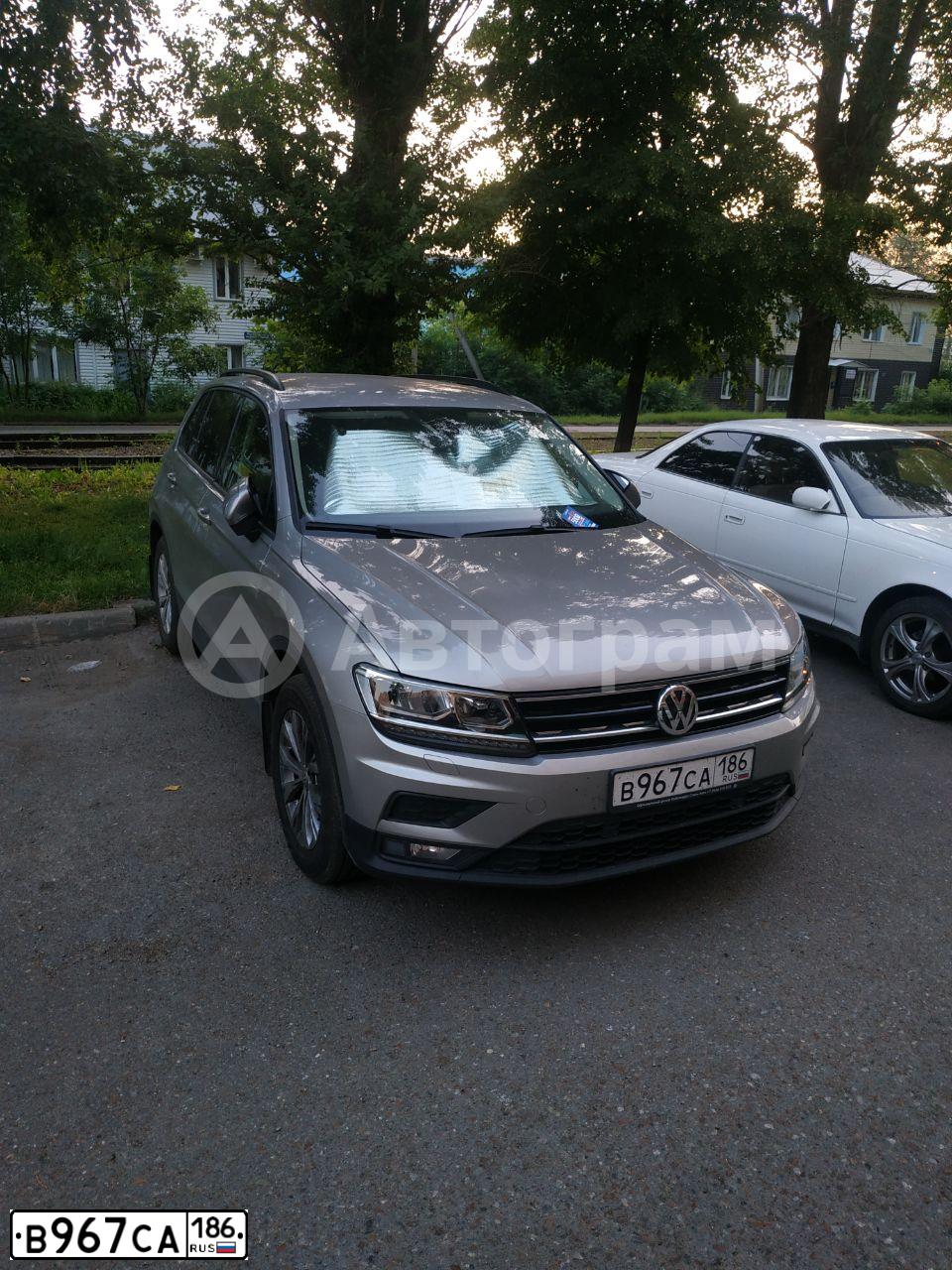 Фото автомобиля VOLKSWAGEN TIGUAN, 2020 — госномер Е143НВ51. Цвет: СЕРЫЙ
