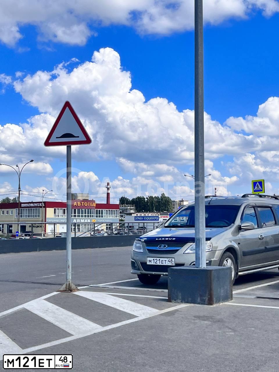 Фото автомобиля LADA LARGUS, 2013 — госномер М121ЕТ48. Цвет: СЕРО-БЕЖЕВЫЙ