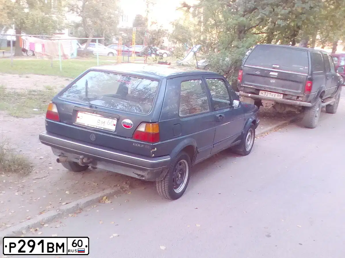 Фото автомобиля VOLKSWAGEN GOLF, 1986 — госномер М817КС82. Цвет: синий