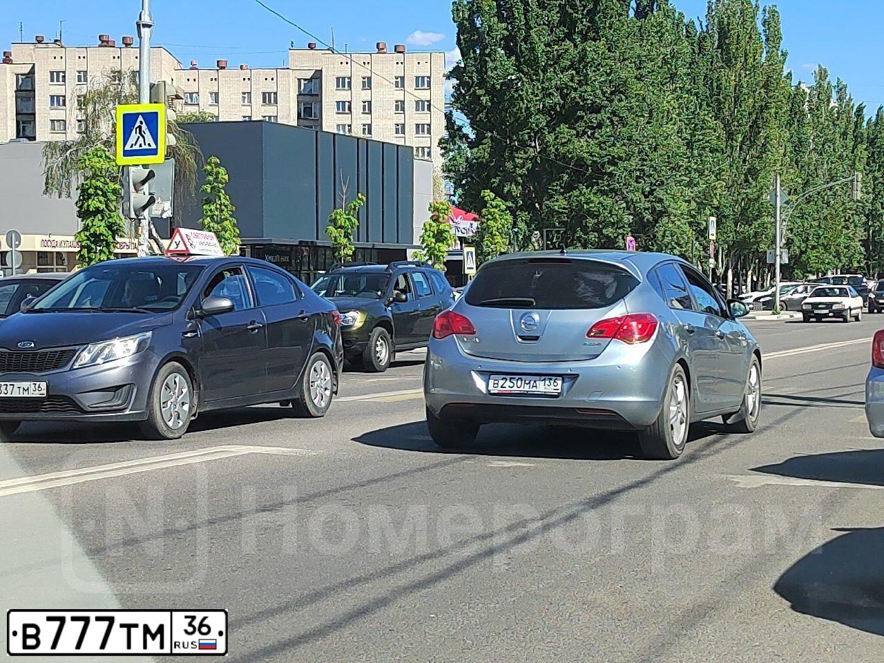 Фото автомобиля MERCEDES VITO, 2013 — госномер О528ОН50. Цвет: Серебристый