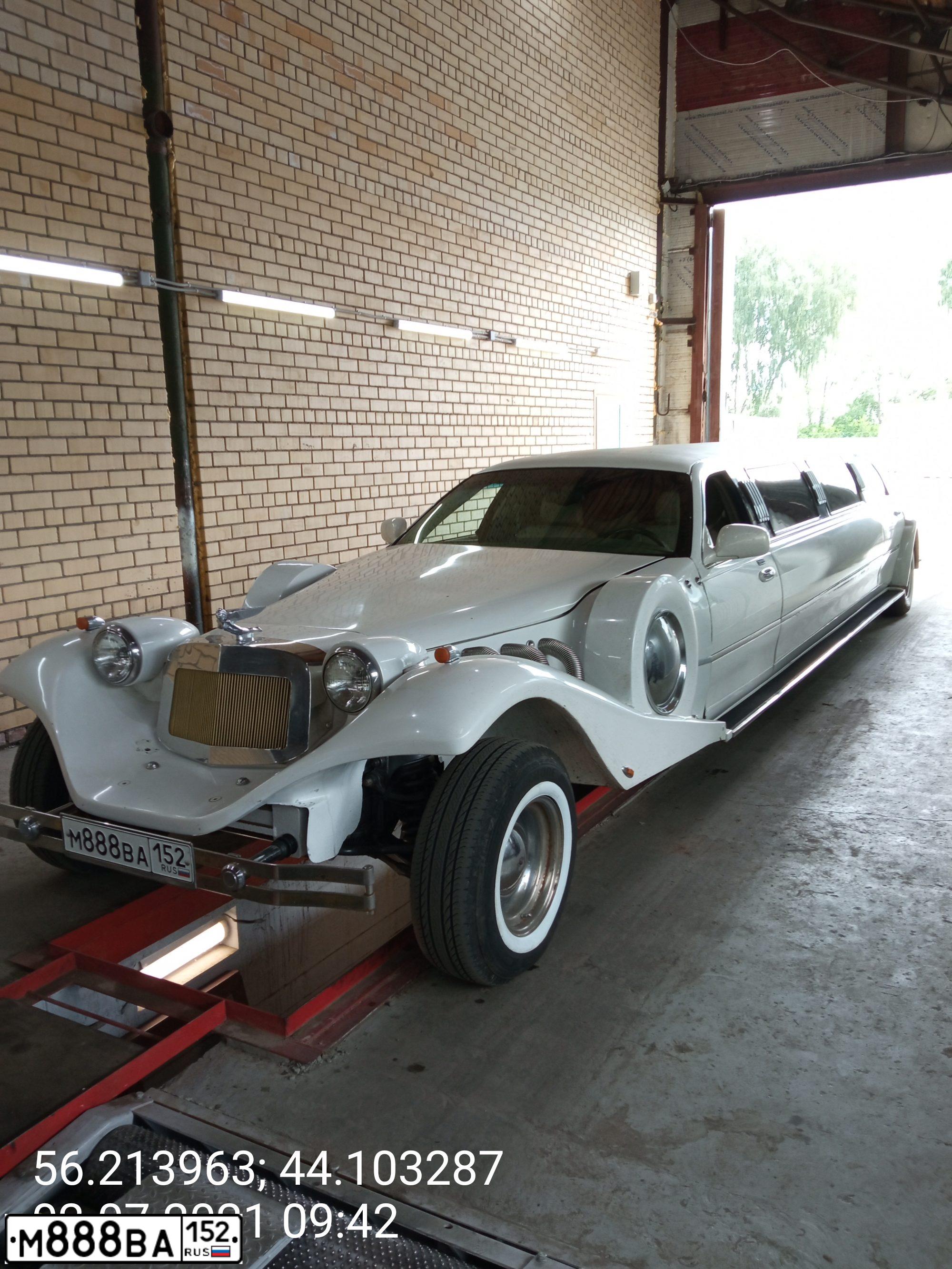 Фото автомобиля LINCOLN TOWN CAR, 2002 — госномер М888ВА152. Цвет: БЕЛЫЙ