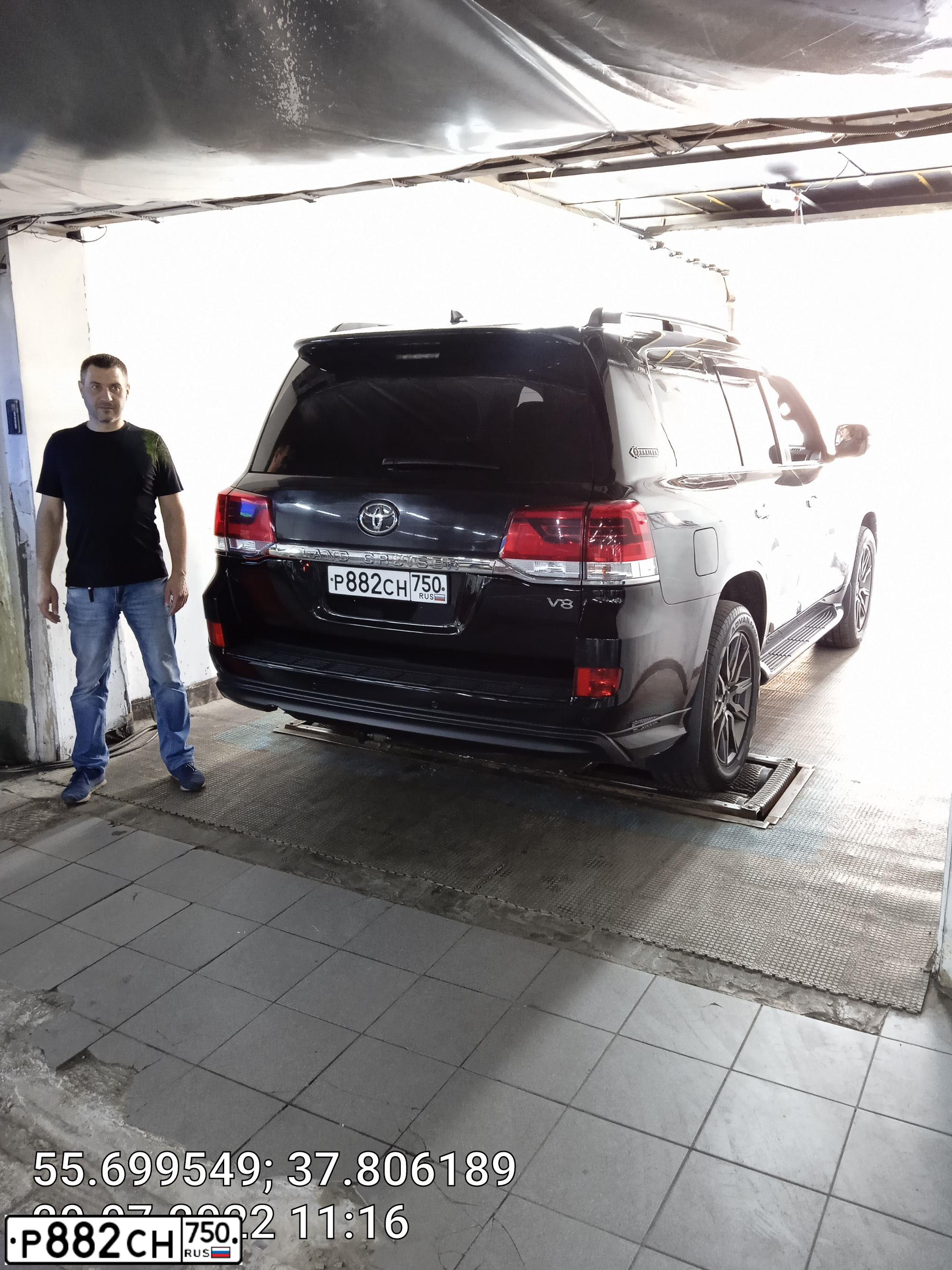 Фото автомобиля TOYOTA LANDCRUISER 200, 2018 — госномер Р882СН750. Цвет: ЧЕРНЫЙ