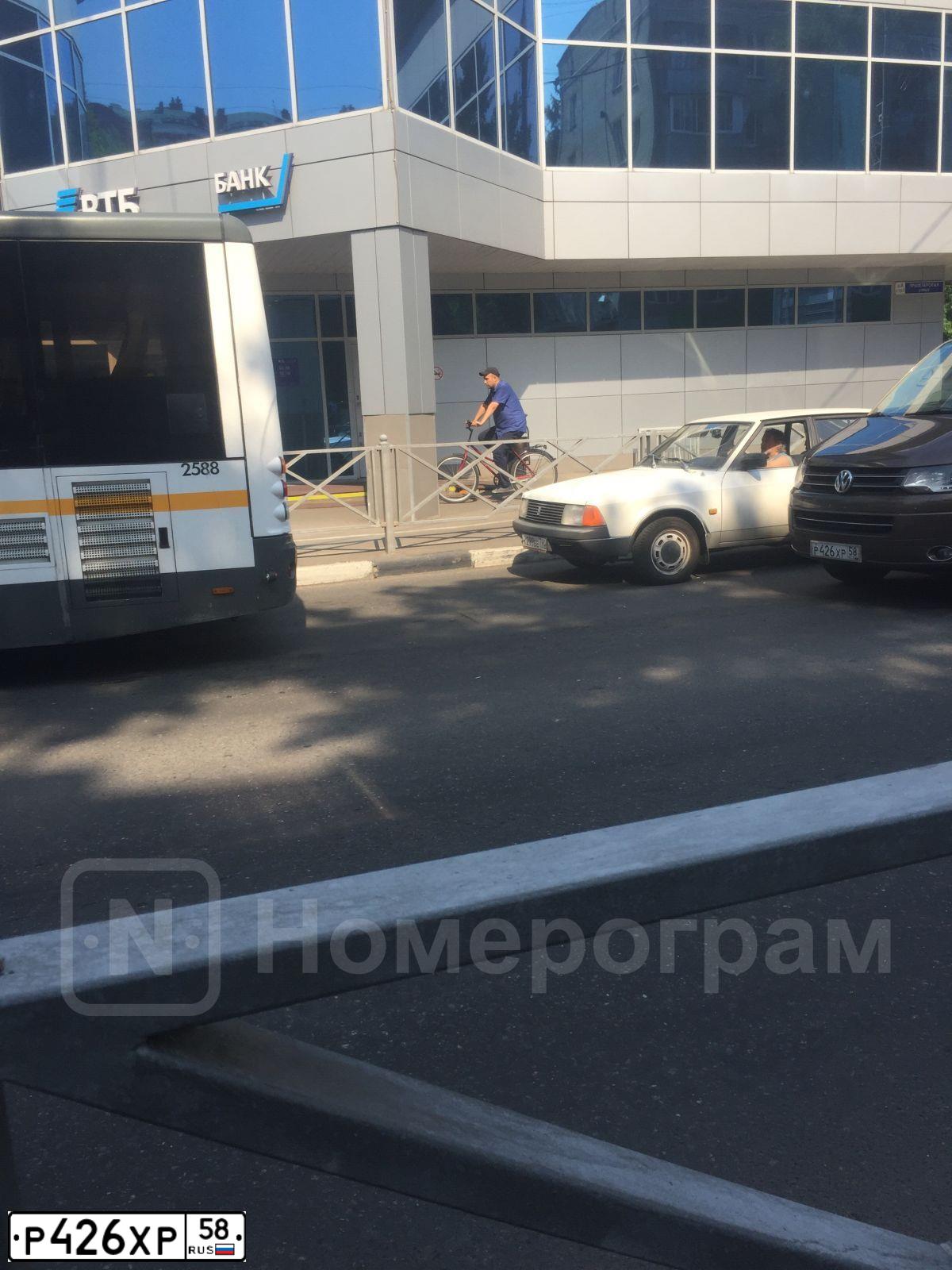 Фото автомобиля VOLKSWAGEN MULTIVAN, 2013 — госномер К449РЕ790. Цвет: Коричневый