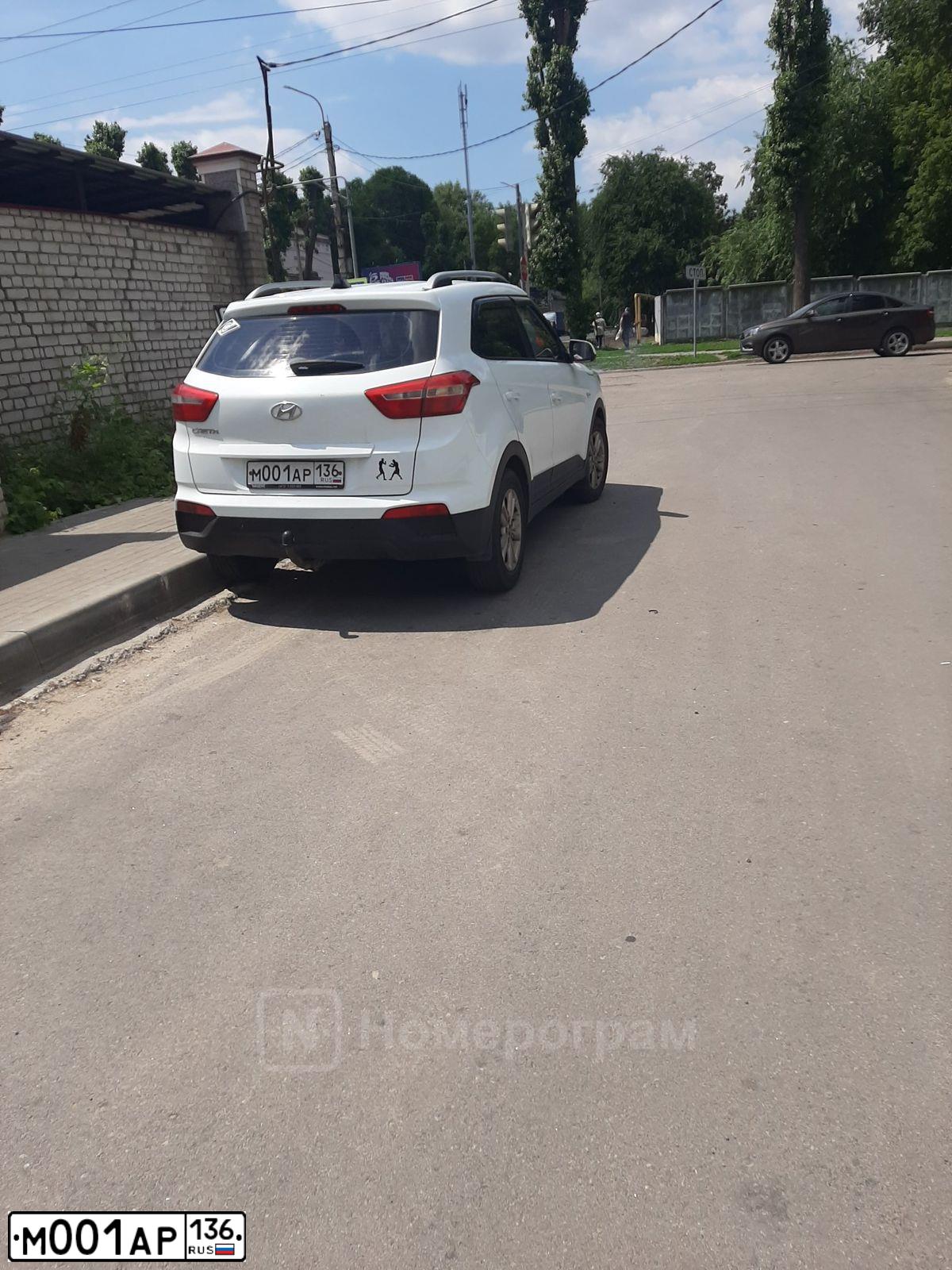 Фото автомобиля HYUNDAI CRETA, 2016 — госномер М001АР136. Цвет: БЕЛЫЙ