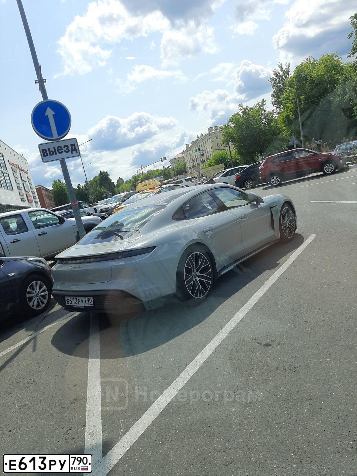 Фото автомобиля PORSCHE TAYCAN 4S, 2021 — госномер Е613РУ790. Цвет: СЕРЫЙ