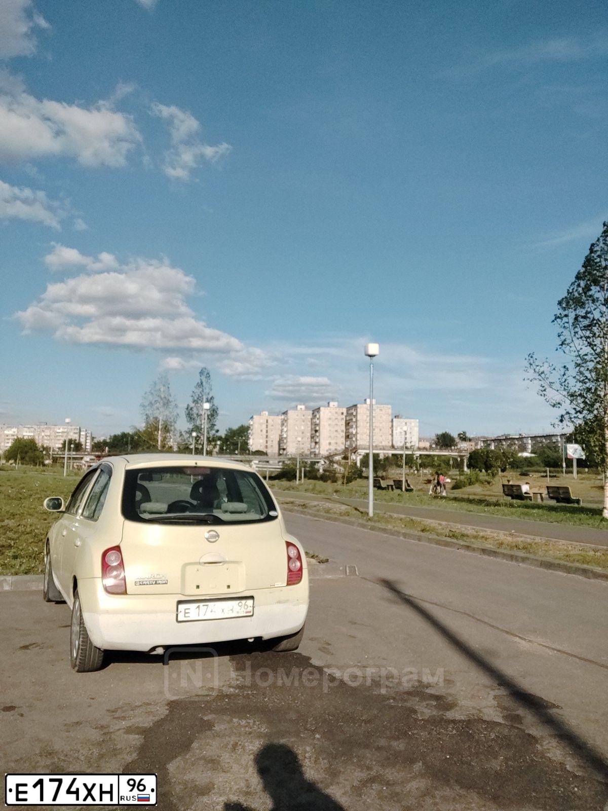 Фото автомобиля НИССАН МАРЧ НИССАН МАРЧ, 2002 — госномер Е174ХН96. Цвет: Бежевый