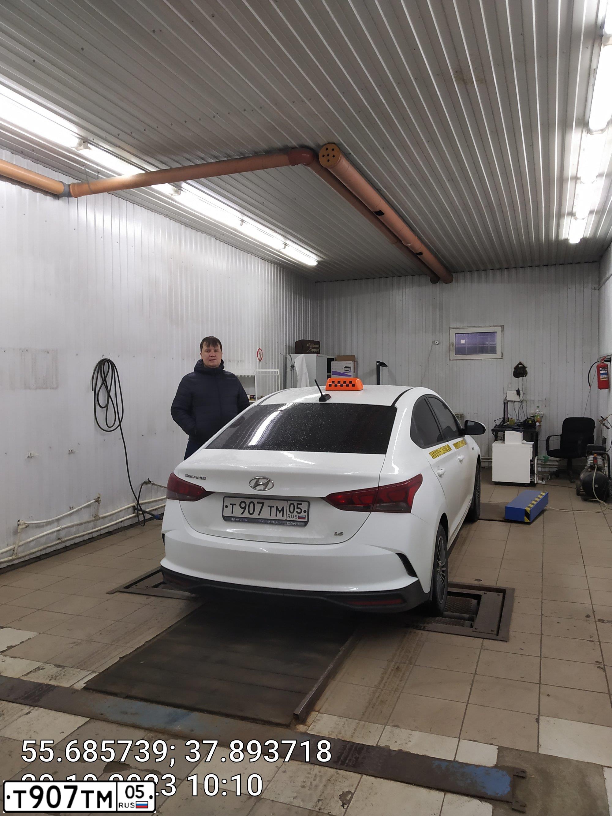 Фото автомобиля HYUNDAI SOLARIS, 2017 — госномер Т907ТМ05. Цвет: БЕЛЫЙ-ЖЕЛТЫЙ-СЕРЫЙ