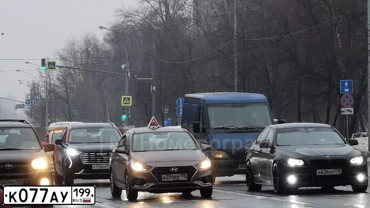 Фото автомобиля TOYOTA COROLLA, 2007 — госномер К077АУ199. Цвет: ЧЕРНЫЙ