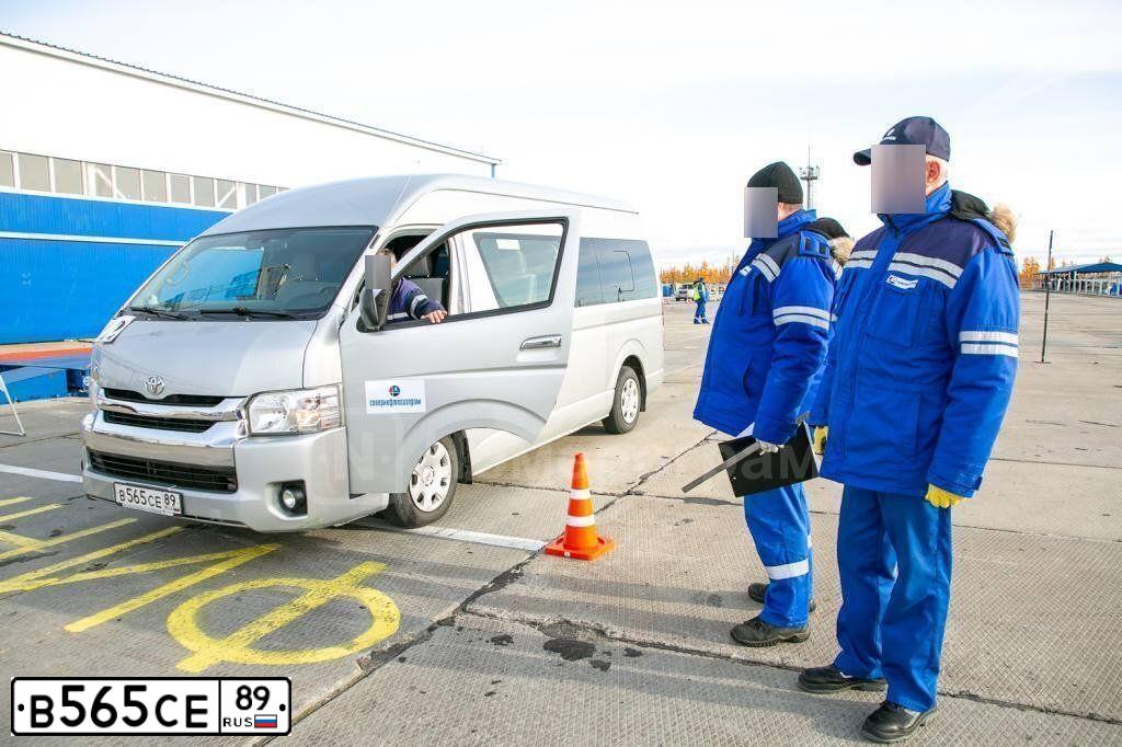 Фото автомобиля TOYOTA HIACE, 2015 — госномер В565СЕ89. Цвет: СЕРЕБРИСТЫЙ