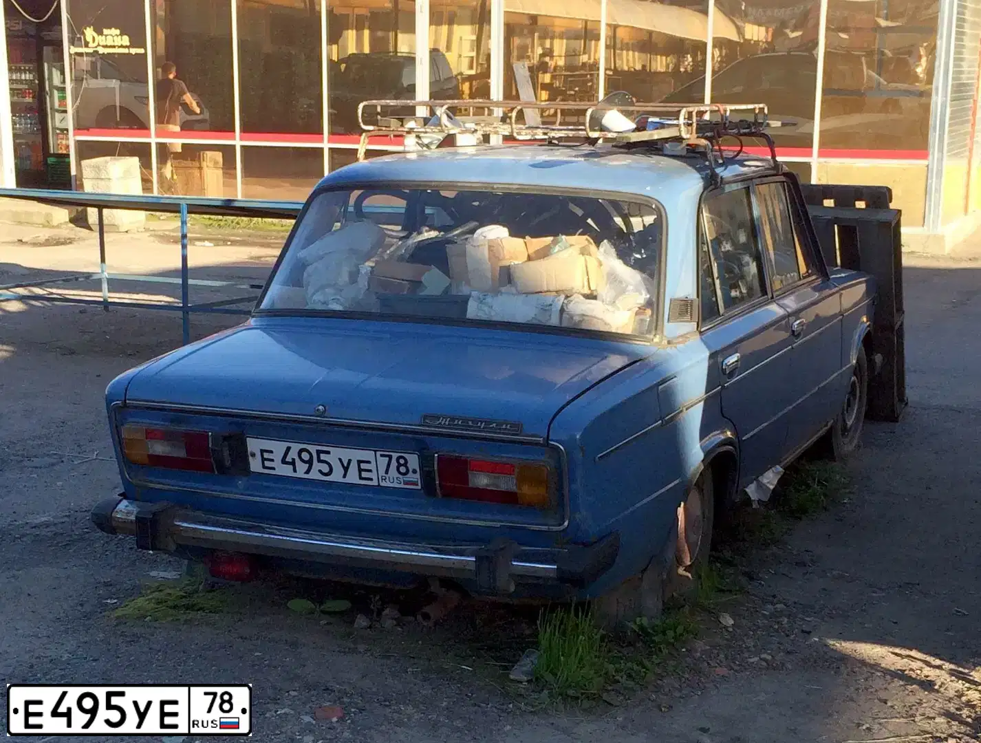 Фото автомобиля LADA 2106, 1995 — госномер Е495УЕ78. Цвет: СИНИЙ