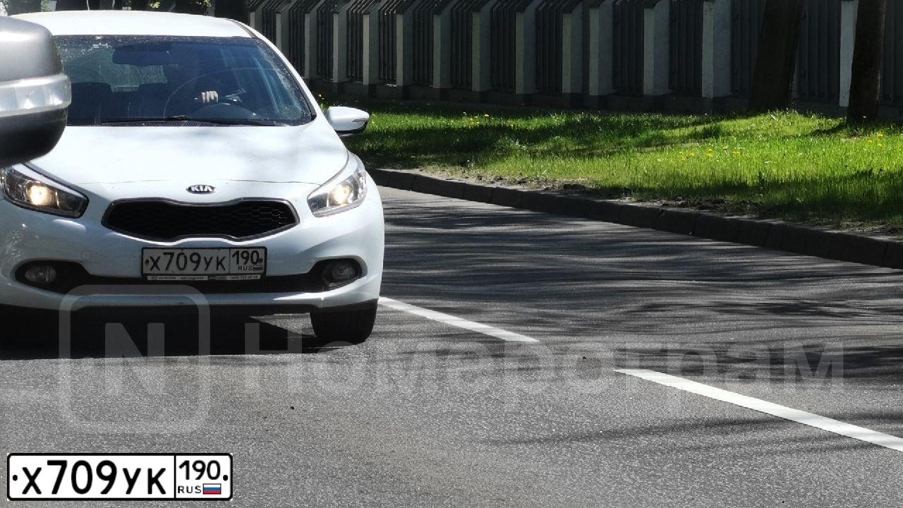 Фото автомобиля KIA CEE'D, 2012 — госномер Х709УК190. Цвет: Белый