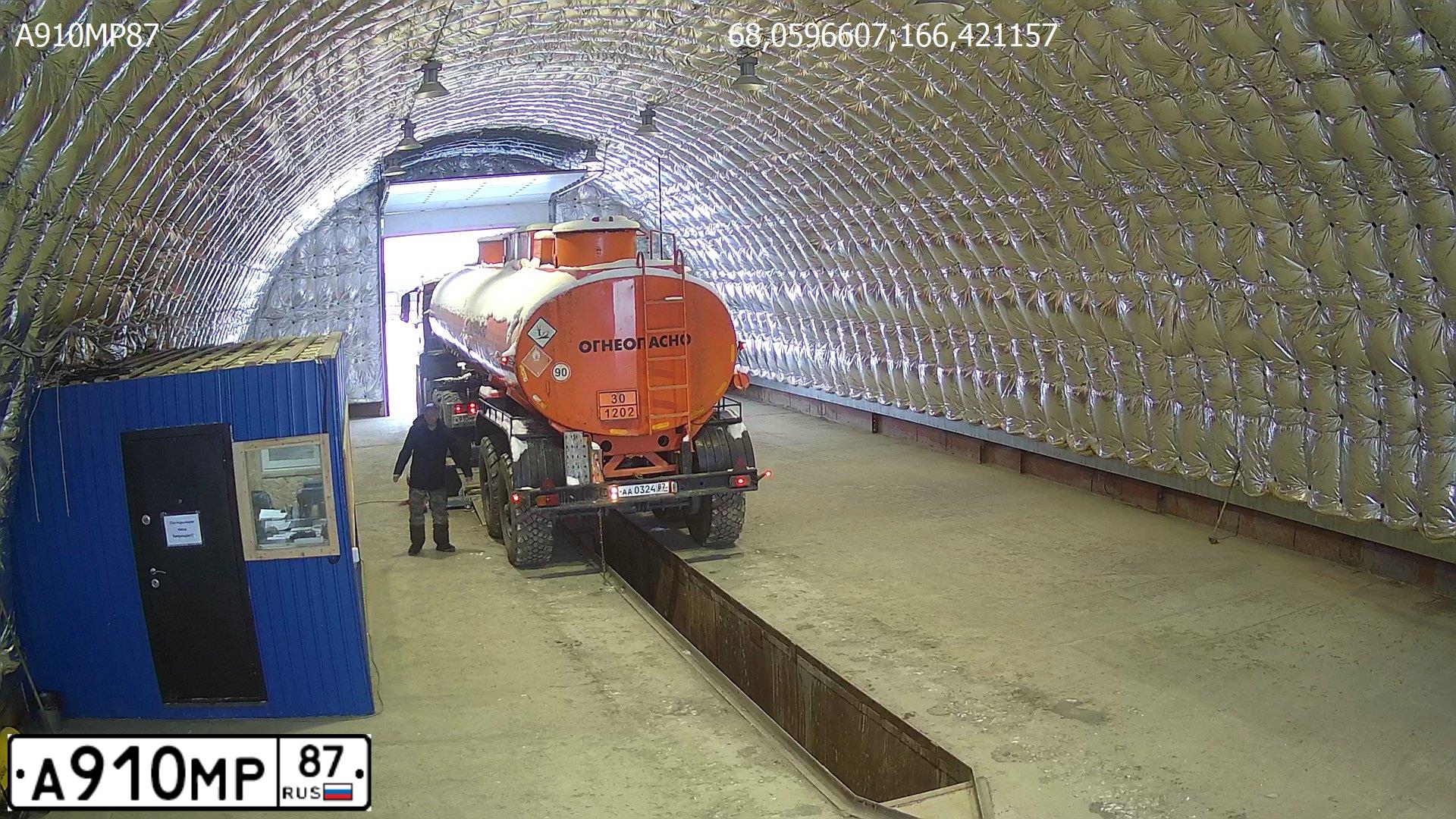 Фото автомобиля MAN TGS 33.XXX /6X6/, 2013 — госномер А910МР87. Цвет: Красный