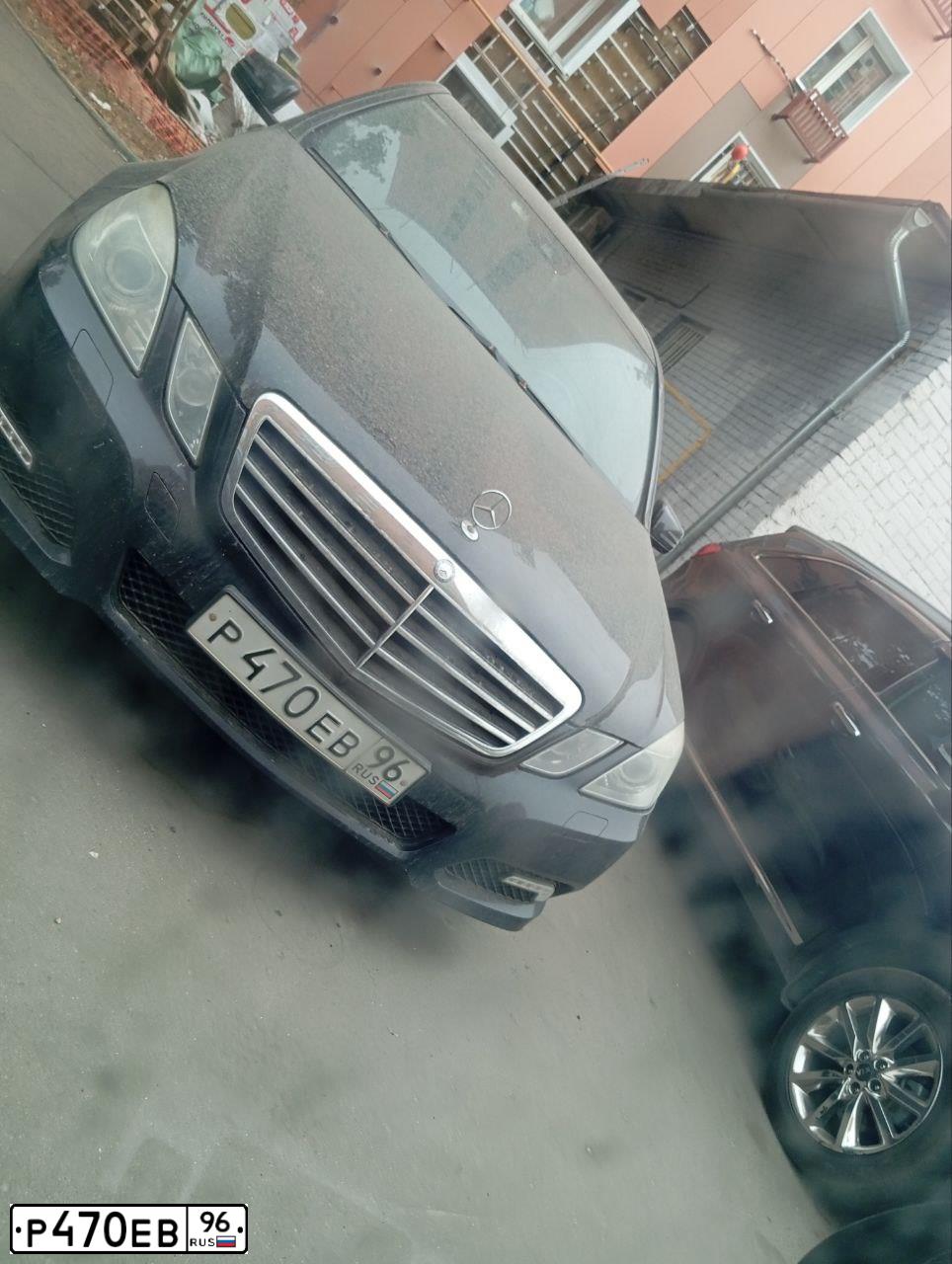 Фото автомобиля MERCEDES E-KLASSE, 2009 — госномер Р470ЕВ96. Цвет: ЧЕРНЫЙ