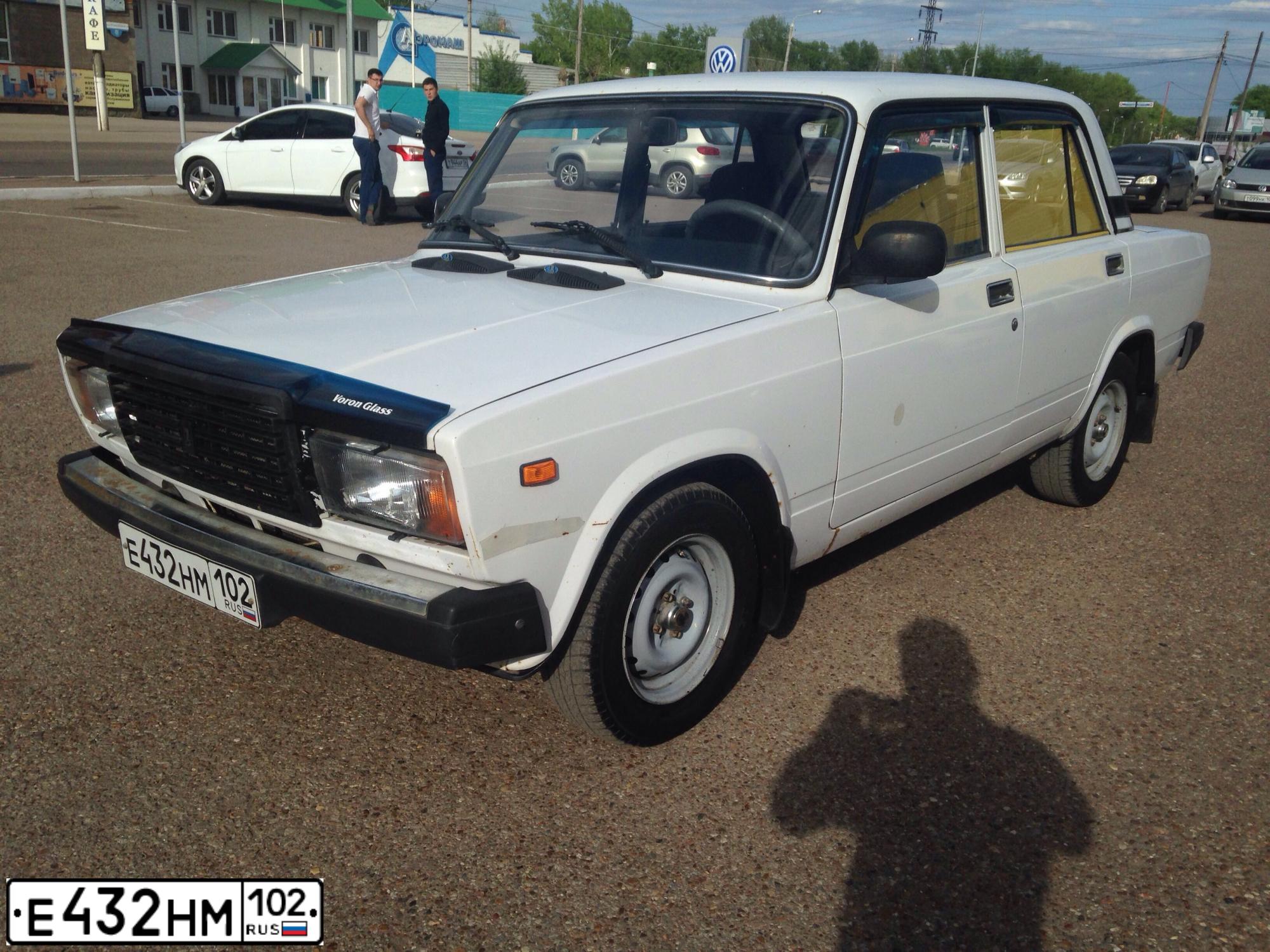 Фото автомобиля LADA 2107, 2008 — госномер Е432НМ102. Цвет: ЯРКО-БЕЛЫЙ