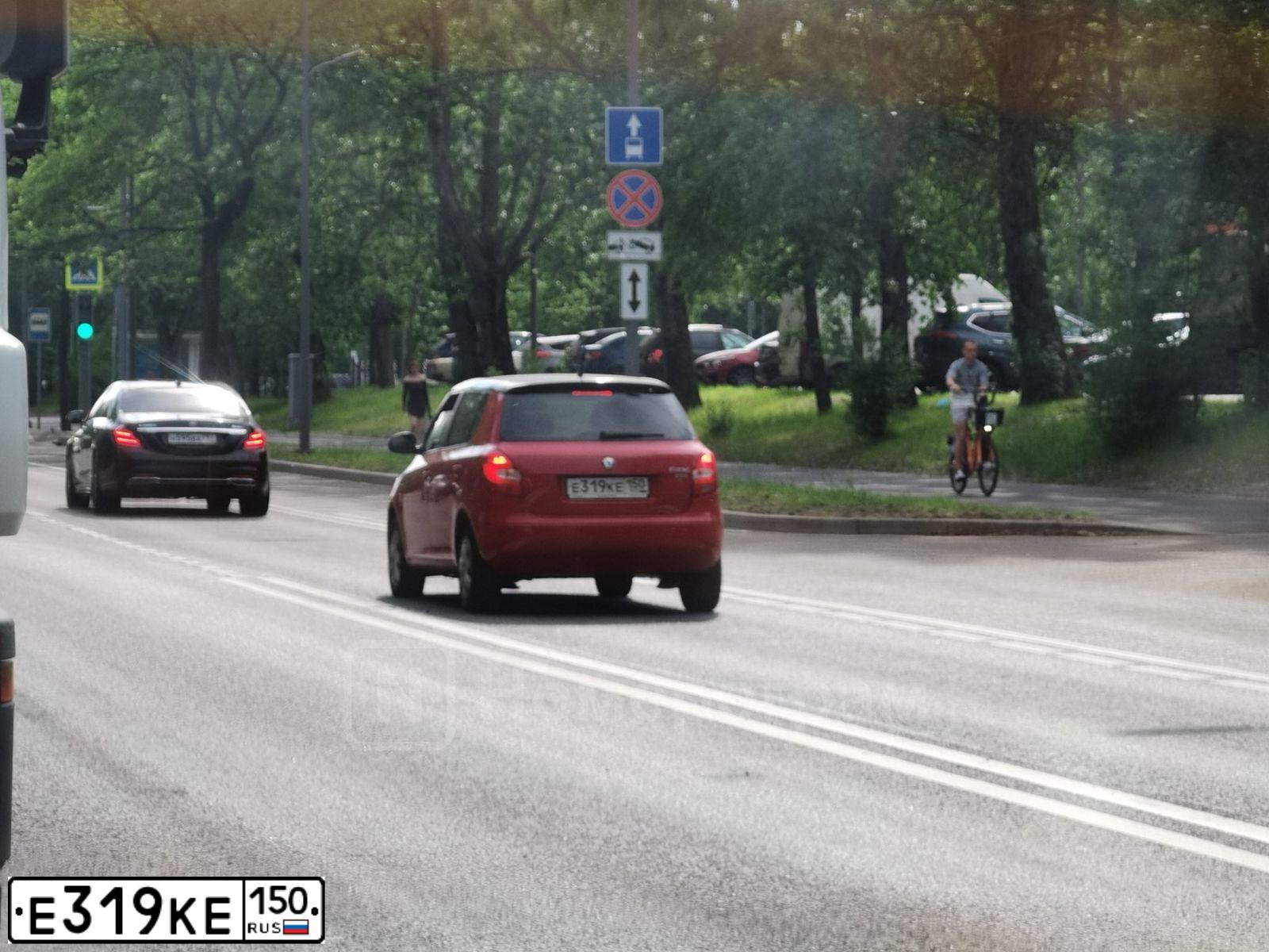 Фото автомобиля SKODA ШКОДА ФАБИЯ, 2012 — госномер Е319КЕ150. Цвет: КРАСНЫЙ