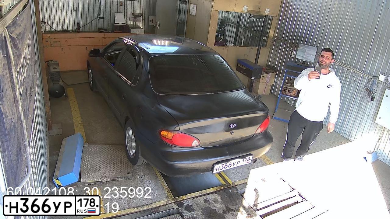 Фото автомобиля HYUNDAI ELANTRA, 2000 — госномер Н366УР178. Цвет: ЧЕРНЫЙ