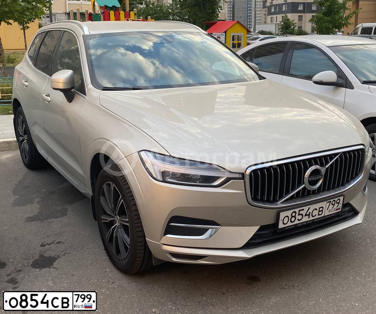 Фото автомобиля VOLVO XC60, 2019 — госномер О854СВ799. Цвет: ПЕСОЧНО-БЕЖЕВЫЙ