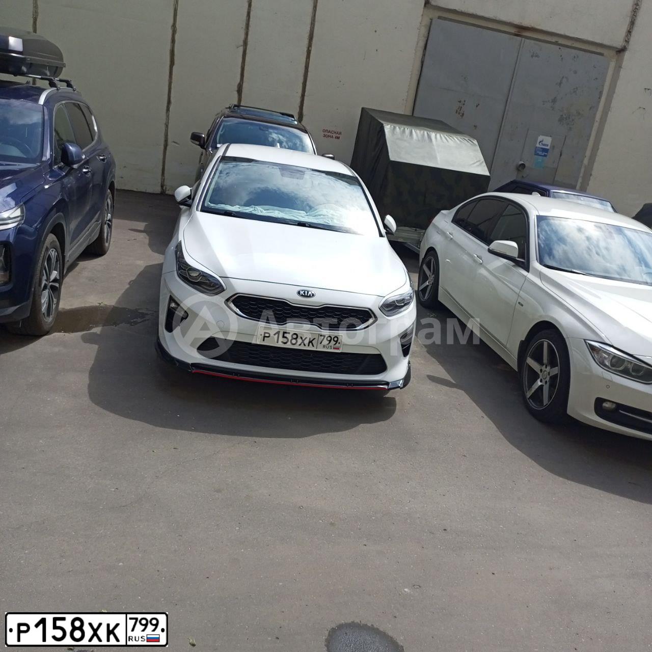 Фото автомобиля KIA CEE'D, 2020 — госномер Р158ХК799. Цвет: Белый