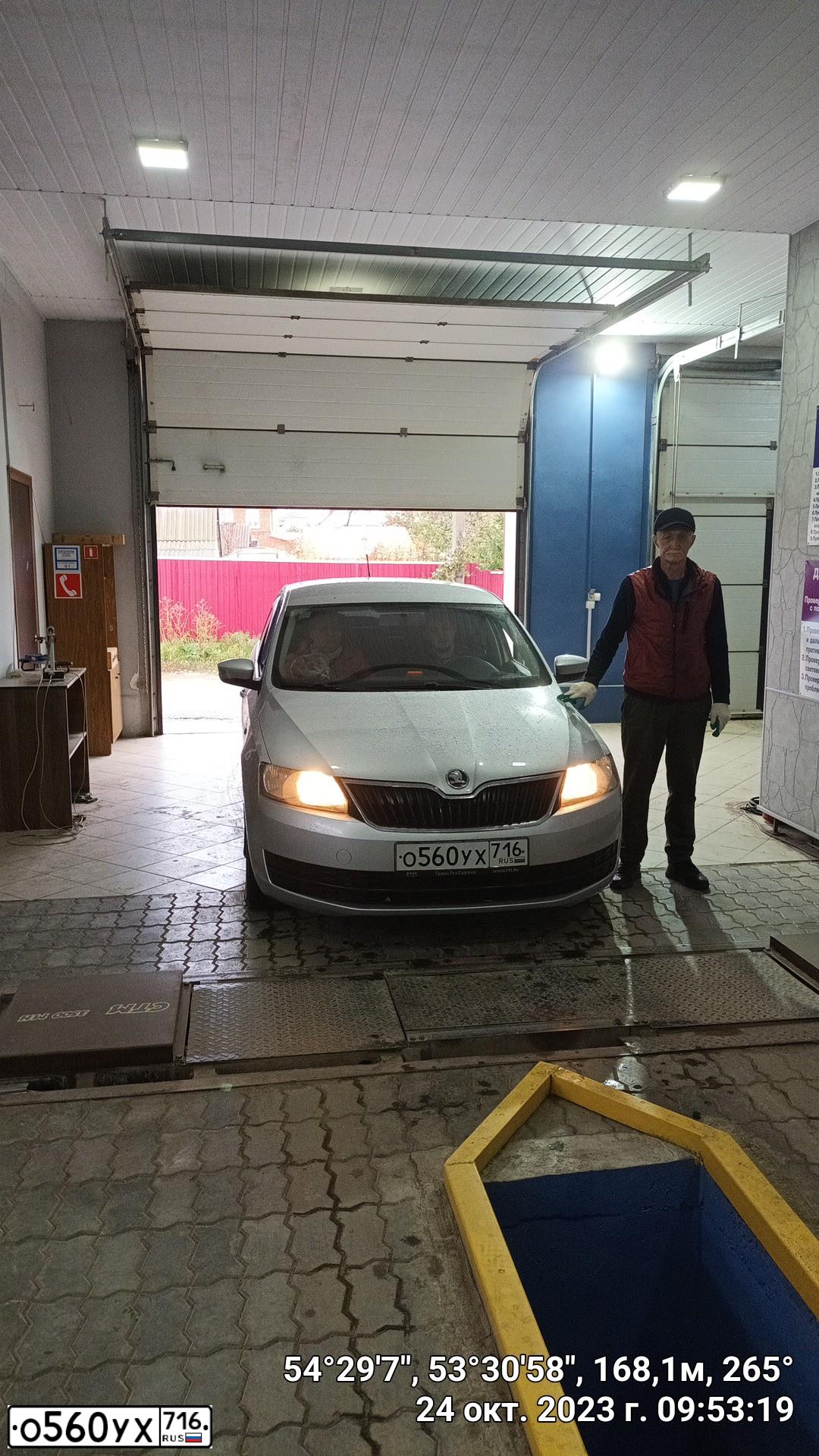 Фото автомобиля SKODA RAPID, 2014 — госномер К101ОС702. Цвет: Серебристый