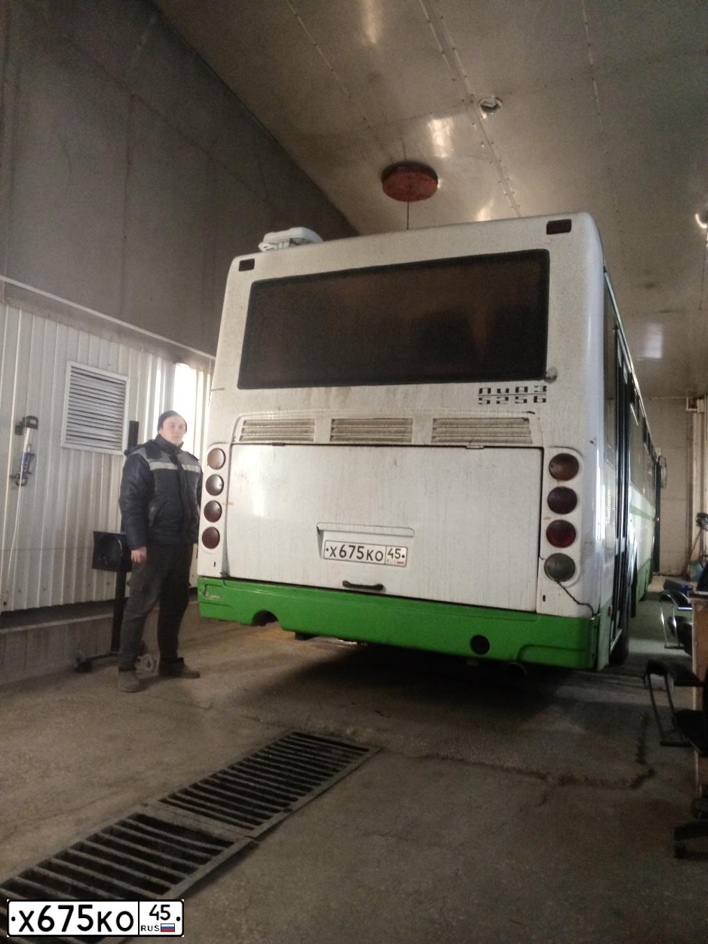 Фото автомобиля LIAZ 5256, 2012 — госномер Х675КО45. Цвет: БЕЛЫЙ,ЗЕЛЕНЫЙ